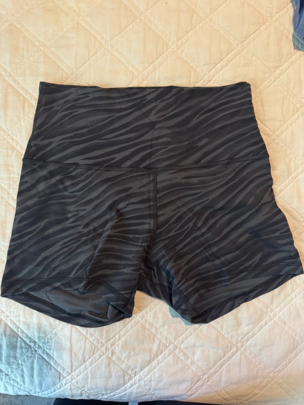 lululemon athletica Align HR 4” shorts in Le Tigre print (size 8)
